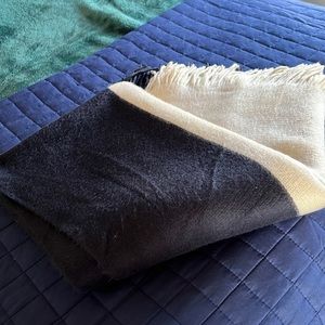 Navy and Cream INK & IVY throw blanket Warm, Soft barely used throw blanket